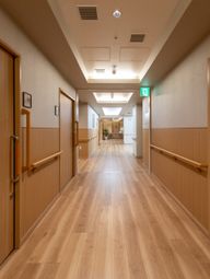 広々とした明るい廊下