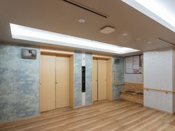 木目調エレベーター前