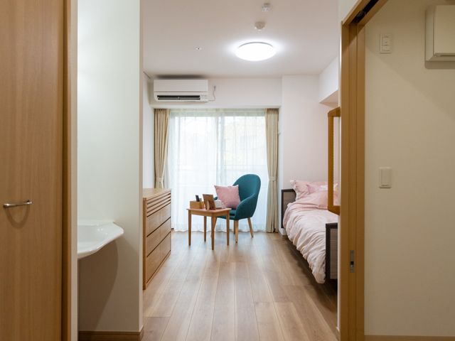 清潔感あふれる居室 居室 落ち着いた色合いの居室では、個々の時間をゆったりとお過ごしいただけます。木目調のフロアが温かみを感じさせる空間です。
