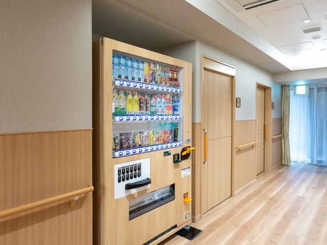 廊下の自動販売機 廊下 ゆとりのある廊下に備えられた自動販売機から、お好みの飲み物をお選びいただけます。