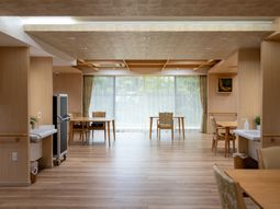 ゆったりした空間の食堂