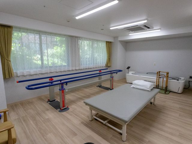 機能訓練室の静かな雰囲気 機能訓練室 広々とした機能訓練室です。スムーズなリハビリをサポートする訓練器具が整っています。