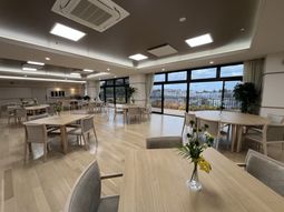 自然光が入る食堂