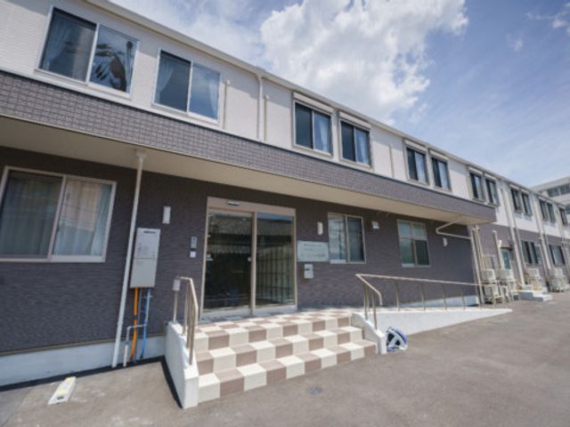 清潔感溢れる施設外観 外観 清潔で明るい施設で一緒に働きませんか？私たちと支え合うチームを大切にしています。