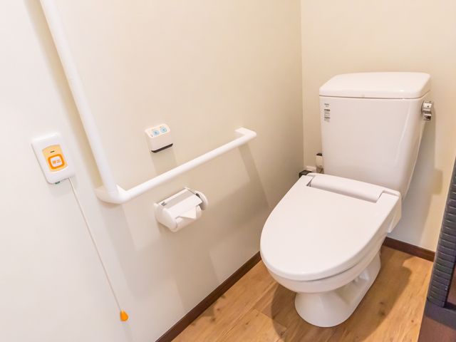 手すり付きトイレ トイレ 安全に配慮した手すりが設置されたトイレです。快適な日々を過ごすための配慮が感じられます。