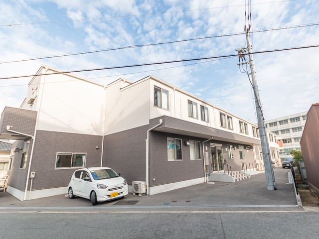 清潔感あふれる外観 外観 広々とした門構えで、入りやすい雰囲気のある建物です。周囲は静かで落ち着いた環境になっています。