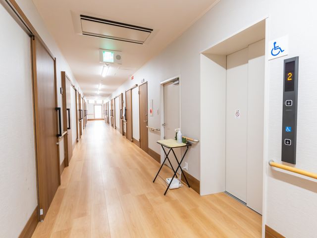 明るく清潔な廊下 廊下 ゆったりとした廊下は心地よい木目調で、各部屋へのアクセスも考えられています。