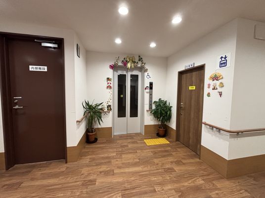 明るい落ち着いた廊下