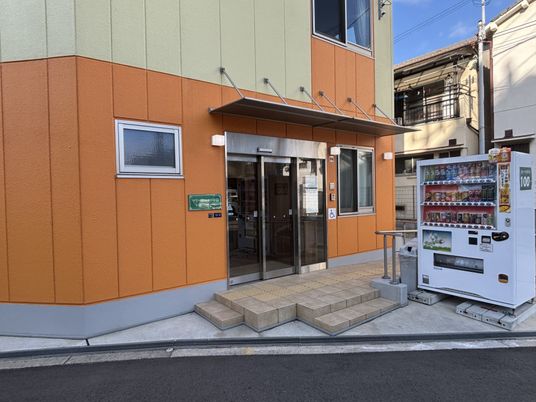 自動販売機と玄関