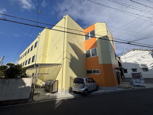 色鮮やかな外観