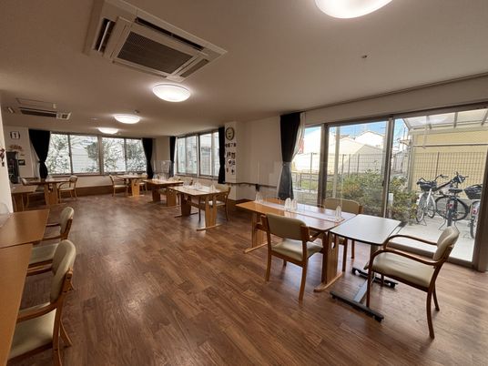 開放的なダイニングルーム