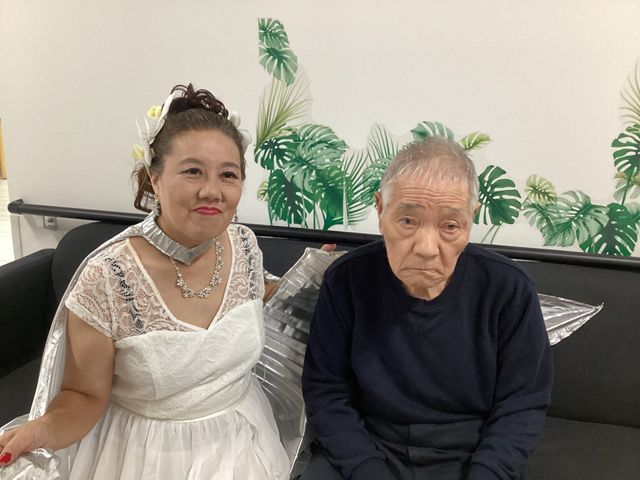 スタッフと利用者の姿 スタッフイメージ 明るい笑顔でスタッフと利用者が和やかに過ごしています。心温まる交流が感じられます。