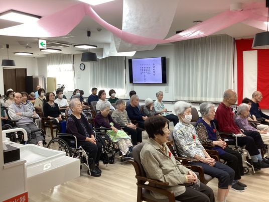 高齢者が集う多目的室