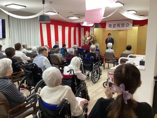 お祝いの場面の広間
