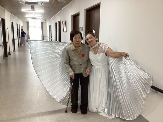 明るい廊下での交流