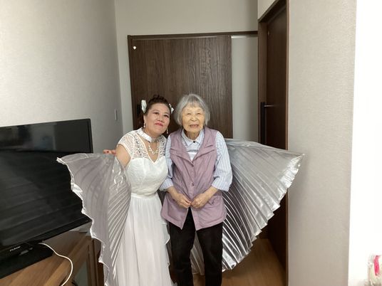 仲良く笑顔の二人の居室