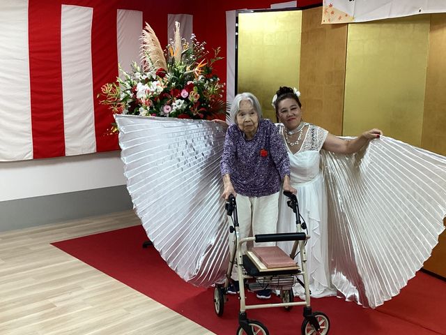 敬老祝賀の一場面 多目的室 敬老祝賀の場面で、華やかな衣装を身にまとった人が一緒に祝いの場を楽しんでいます。明るい雰囲気が広がる多目的室です。