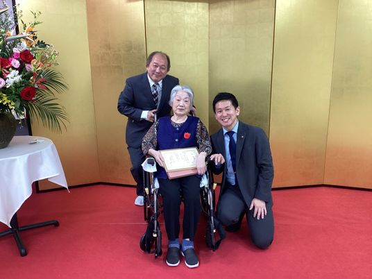 笑顔のスタッフと利用者