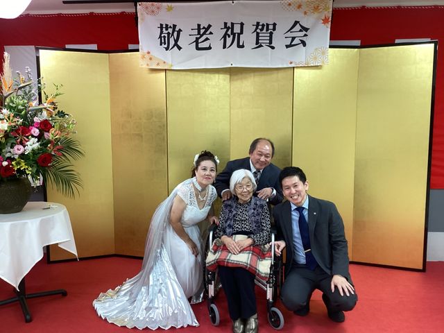 敬老祝賀会の様子 多目的室 敬老祝賀会が行われており、参加者が笑顔を見せています。明るく和やかな雰囲気が漂う空間です。
