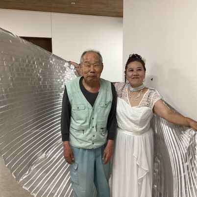 白い壁の前