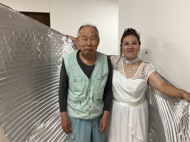 白い壁の前 ラウンジ 広々とした空間で、自然な光が差し込み、居心地の良い雰囲気です。楽しい交流の場として最適です。