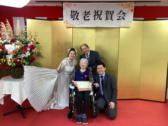 笑顔の参加者たちの記念撮影