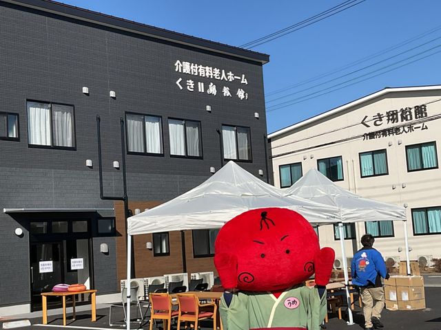 イベント準備中の施設 外観 活気ある施設でのイベント準備を行っている様子です。チームワークを大切にする働きがいのある職場です。