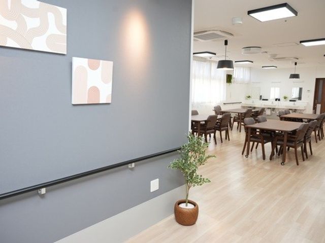 清潔感ある食堂スペース 食堂 開放感あふれる食堂で、利用者様の豊かな食事の時間を支えませんか。