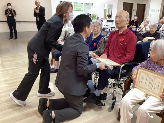 笑顔の交流がある室内