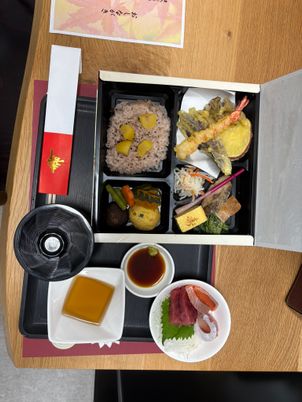 お祝い膳のある食堂