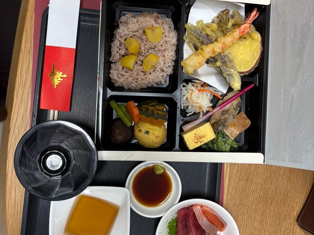 お祝い膳のある食堂 食堂 彩り豊かな料理が並ぶ食事スペースです。特別な日を祝うのにぴったりです。
