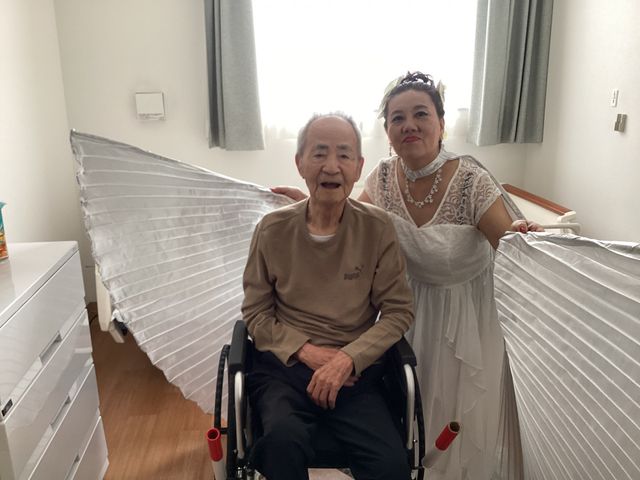 心温まる対面の居室 居室 居室には車椅子の方がおり、隣にはサポートする人が優しく寄り添っています。暖かい雰囲気が漂う空間です。