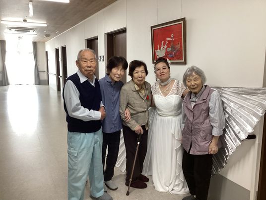 仲間と過ごす廊下