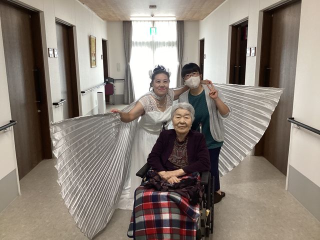 長い廊下 廊下 明るい廊下にて、椅子に座った方が楽しく過ごしています。自然光が差し込み、温かい雰囲気です。