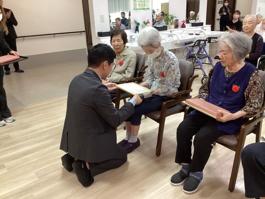 温かい交流の場面