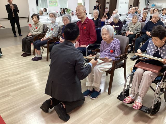 和やかな交流の場 リビング 広々とした空間で、利用者同士の交流が活発に行われています。リラックスできる雰囲気です。