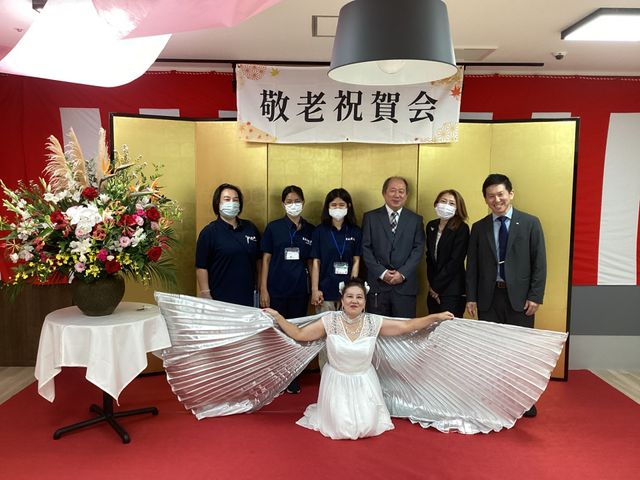 イベント会場 ロビー 敬老祝賀会が開催されているロビーです。スタッフが立ち並び、華やかな雰囲気を楽しめます。