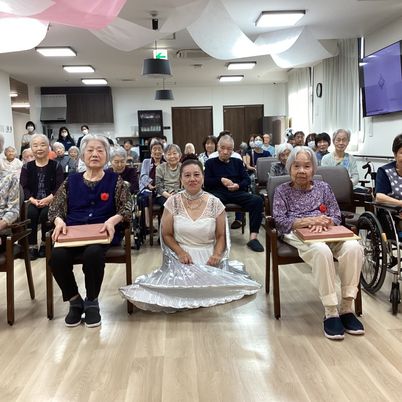 大勢が集まるラウンジ