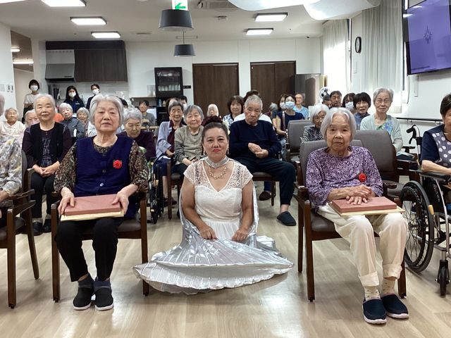 大勢が集まるラウンジ ラウンジ 広々としたラウンジに、多くの方々が集まり、交流やイベントを楽しむことができます。