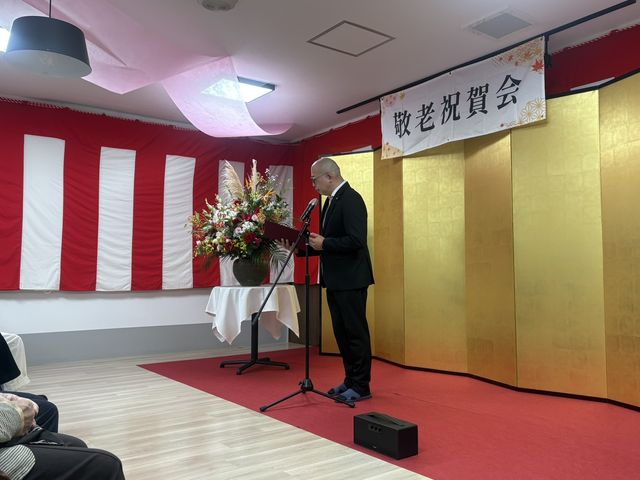 敬老祝賀会合 多目的室 和やかな敬老祝賀会が催されており、皆が和気あいあいとした雰囲気に包まれています。