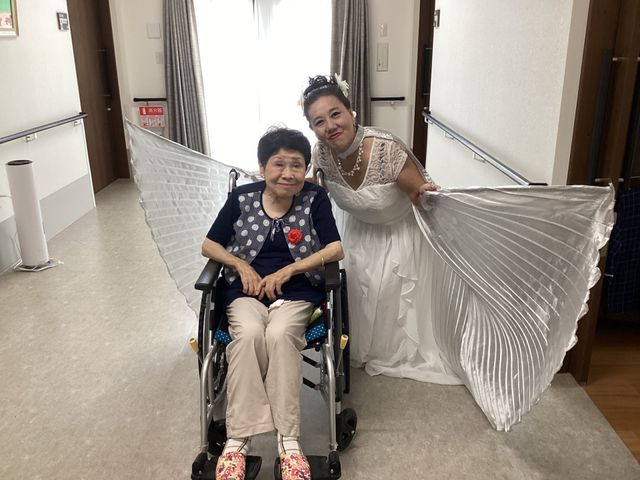 楽しい交流の様子 廊下 施設内では、楽しい雰囲気の中での交流が行われています。車椅子の方も安心して過ごせます。