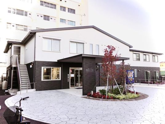 スタイリッシュな外観の施設