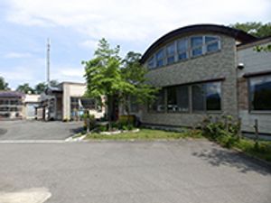緑と調和する建物外観