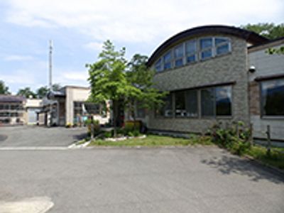 緑と調和する建物外観