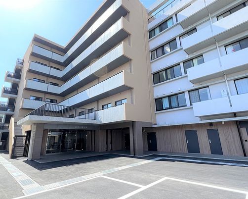 広い建物の外観