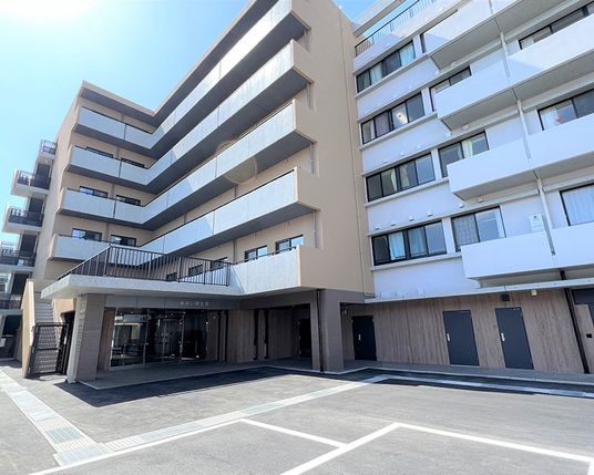 広い建物の外観