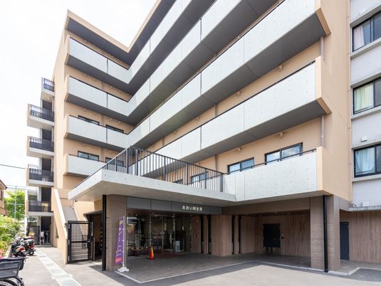 高層の建物外観
