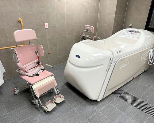 介護用浴槽と椅子の浴室  