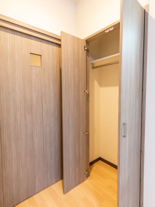 居室の開いたクローゼット