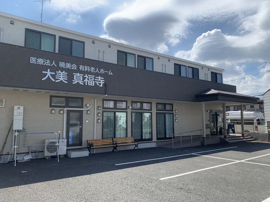 明るい外観の建物